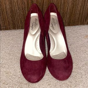 Maroon wedges